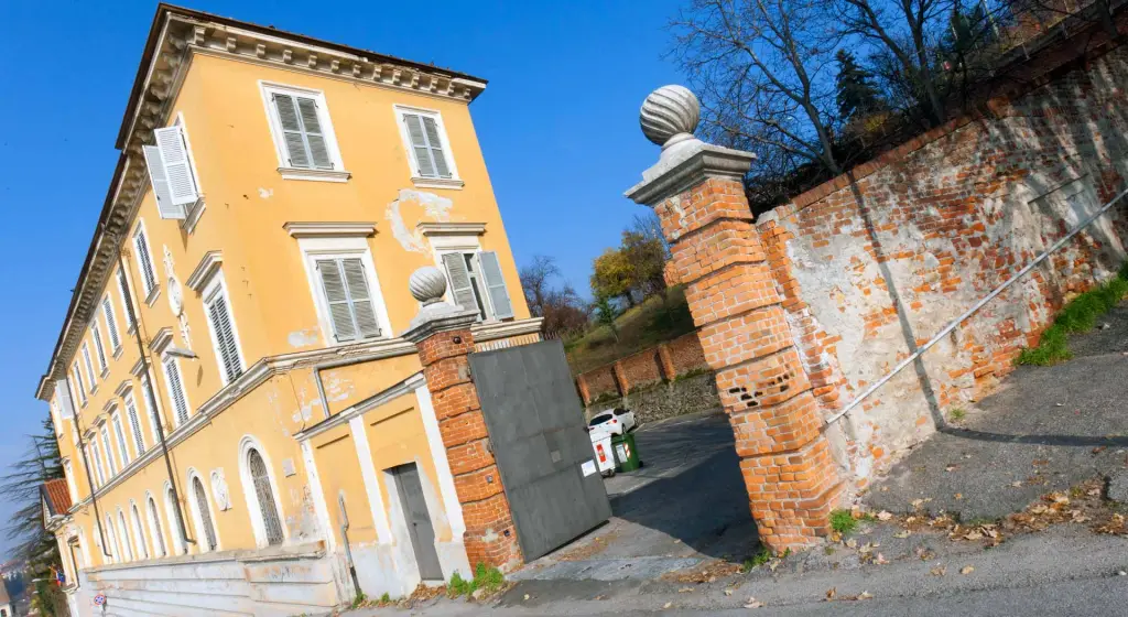 L’ingresso dell’Istituto, con i pilastri in mattoni
