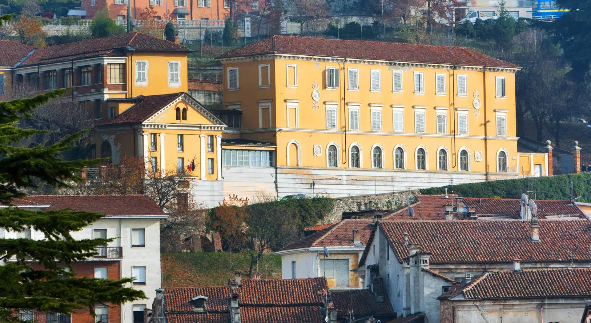 La facciata gialla dell’Istituto Casati Baracco a Mondovì